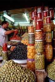 Image du Maroc Professionnelle de  À l’entrée du souk Semmarine de Marrakech, on découvre les marchands d'olives et de produits confits, Mardi 18 Décembre 1984. (Photo / Abdeljalil Bounhar)